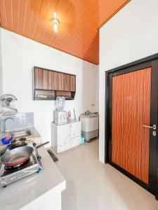 Kuchyň nebo kuchyňský kout v ubytování Homestay Abbasy Prambanan