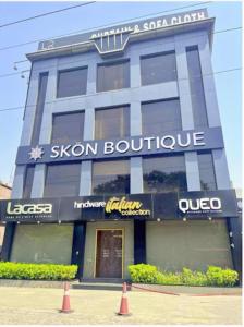新德里Skon Boutique by Orion Hotels的一座带滑雪精品店标志的建筑