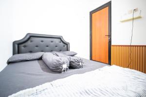 Postel nebo postele na pokoji v ubytování Homestay Abbasy Prambanan