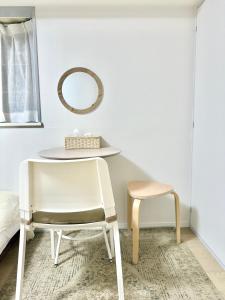 Una silla, una mesa y un espejo en una habitación. en MIKASA guesthouse2, en Tokio 7 fotos más
