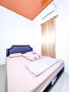 Postel nebo postele na pokoji v ubytování Homestay Abbasy Prambanan