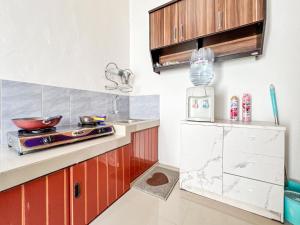 Kuchyň nebo kuchyňský kout v ubytování Homestay Abbasy Prambanan