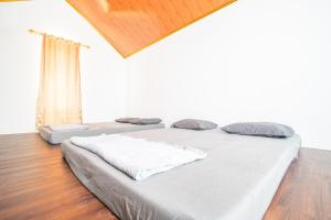 Postel nebo postele na pokoji v ubytování Homestay Abbasy Prambanan