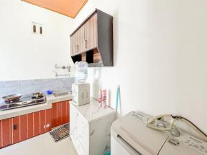 Kuchyň nebo kuchyňský kout v ubytování Homestay Abbasy Prambanan
