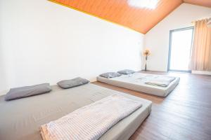 Postel nebo postele na pokoji v ubytování Homestay Abbasy Prambanan