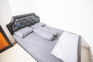 Postel nebo postele na pokoji v ubytování Homestay Abbasy Prambanan
