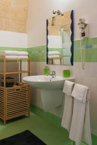 Koupelna v ubytování B&B Corte dei Memoli di Margiotta Giuseppina + 37 fotografií