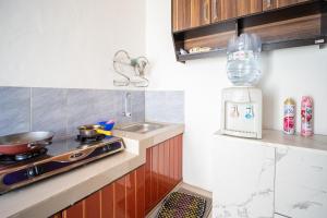 Kuchyň nebo kuchyňský kout v ubytování Homestay Abbasy Prambanan