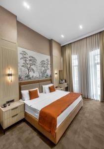 Postel nebo postele na pokoji v ubytování Nizami Central Park Hotel