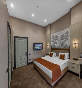 Postel nebo postele na pokoji v ubytování Nizami Central Park Hotel