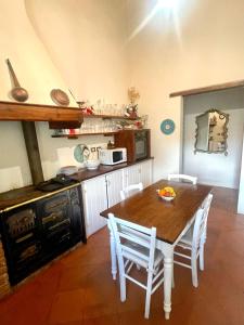 Cucina o angolo cottura di Farmhouse with pool in the Chianti