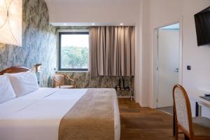 A bed or beds in a room at Hotel Dei Congressi Még 37 kép
