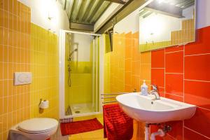 ギッファにあるLa Filanda: Loftの洗面台とトイレ付きのバスルーム