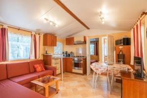 un salon avec un canapé et une table dans l'établissement Mh 25 Les Genêts Ronce les bains, à La Tremblade