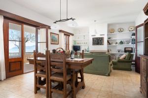 eine Küche und ein Wohnzimmer mit Tisch und Stühlen in der Unterkunft Borges in Son Serra de Marina