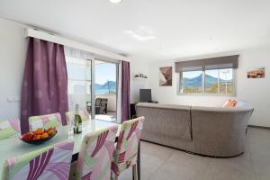 ein Wohnzimmer mit Tisch und Couch in der Unterkunft Borges in Son Serra de Marina