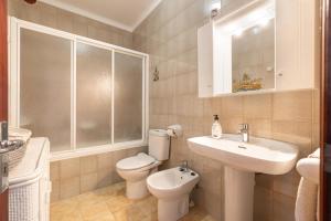 ein weißes Badezimmer mit Waschbecken und Toilette in der Unterkunft Borges in Son Serra de Marina + 35 Fotos