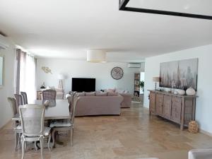 Televízia a/alebo spoločenská miestnosť v ubytovaní villa 4 étoiles avec piscine et pool house
