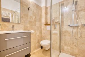 ein Badezimmer mit Toilette und Dusche in der Unterkunft Appartement La Montagne Sud in Allemans