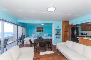 ホノルルにあるIlikai Tower 1934 Condo with Fully Equipped Kitchen - Great for longer stays!の白いソファとテーブルのあるリビングルーム