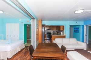 ホノルルにあるIlikai Tower 1934 Condo with Fully Equipped Kitchen - Great for longer stays!のソファとテーブルのあるリビングルーム
