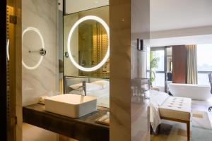 Koupelna v ubytování 珠江国际江景酒店北滨路洪崖洞夜景店 Skyline Curated Hotel