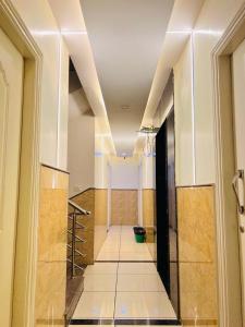 a hallway in a building with a hallwayngth at L A V Mansion in Bengaluru