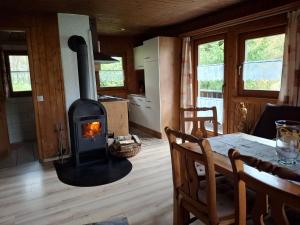 una cucina con stufa a legna in una camera di Ferienhaus Marco In Eppenschlag a Eppenschlag