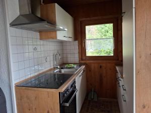 una cucina con un lavandino, un fornello e una finestra di Ferienhaus Marco In Eppenschlag a Eppenschlag Altre 24 foto