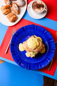 Ein blauer Teller mit Essen und Brot auf einem Tisch. in der Unterkunft Palazzo Gargiulo Luxury Rooms & Suites in Sorrent