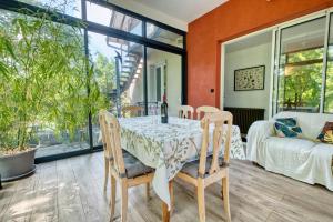 ein Esszimmer mit Tisch und Stühlen in der Unterkunft Appartement La Montagne Sud in Allemans + 23 Fotos