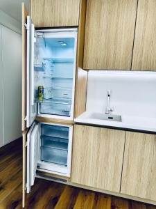 Kuchyň nebo kuchyňský kout v ubytování Calm and Modern Flat with Free Parking 10mins on bus to City Centre 1min walk to Bus stop