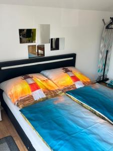 Postel nebo postele na pokoji v ubytování Schöne Oberwohnung in Oldenburg Osternburg