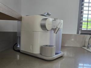 Set per la preparazione di tè e caffè presso Carlos Villa Poolside