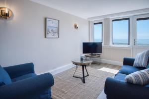 TV a/nebo společenská místnost v ubytování Waterfront 1 - 1 Bedroom Apartment - Wisemans Bridge