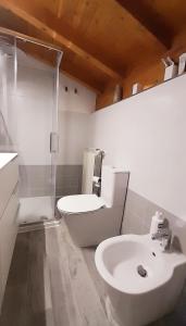 Ένα μπάνιο στο Holiday Home Villa Salici, pool & garden