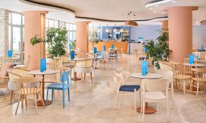 Ein Restaurant oder anderes Speiselokal in der Unterkunft Laguna Maradiso Hotel by Aminess 