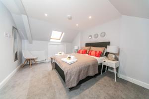 a bedroom with a bed with red pillows at Flat 14 Helena House 1-Bed Sleeps 3 Parking in Reading