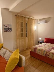 ein Schlafzimmer mit einem Bett und einer Couch in der Unterkunft La Movida in Lecco