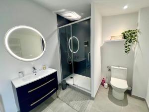 a bathroom with a shower and a toilet and a sink at Appartement le Vintage, à deux pas du Port in Le Tréport