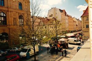 - une vue sur une rue de la ville avec des personnes et des voitures dans l'établissement Historic Centre Apartments VI, à Prague