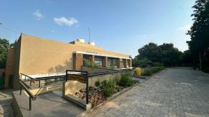 Imagine din galeria proprietății Bansari Greens Resort în Sādra