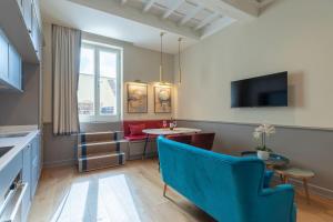 Телевизор и/или развлекательный центр в Design Florence Suite in Florence