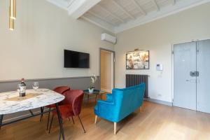 Телевизор и/или развлекательный центр в Design Florence Suite in Florence