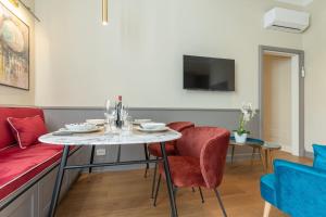 Телевизор и/или развлекательный центр в Design Florence Suite in Florence
