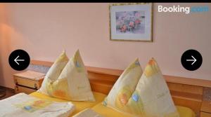 un letto con cuscini sopra con due frecce di Lakeside Inn a Spittal an der Drau