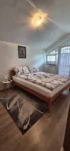 Apartments by Ernes City Hall Sarajevo في سراييفو: غرفة نوم بسرير كبير مع سجادة