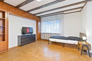 a bedroom with a bed and a tv in a room at OF01 Große Wohnung - 3 Schlafzimmer mit 8 Einzelbetten - LS Crewcomfort - weitere Unterkünfte für Monteure und Handwerker verfügbar in Ofterdingen