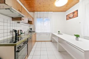 a kitchen with white appliances and a wooden ceiling at OF01 Große Wohnung - 3 Schlafzimmer mit 8 Einzelbetten - LS Crewcomfort - weitere Unterkünfte für Monteure und Handwerker verfügbar in Ofterdingen
