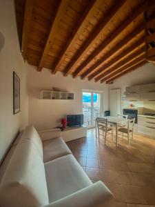 a living room with a couch and a table at Cà Del Polsèt in Brenzone sul Garda